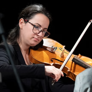 Mónica Jivanescu, viola de la Orquesta Céltica Asturiana